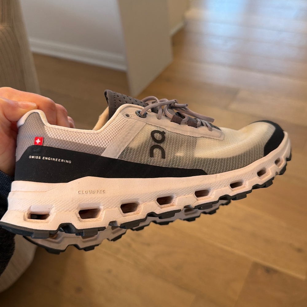 On cloud tennis shoes